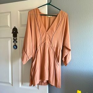 Women’s Blush Noir deep vneck dress. With pockets. Size XS. Blush/tan color